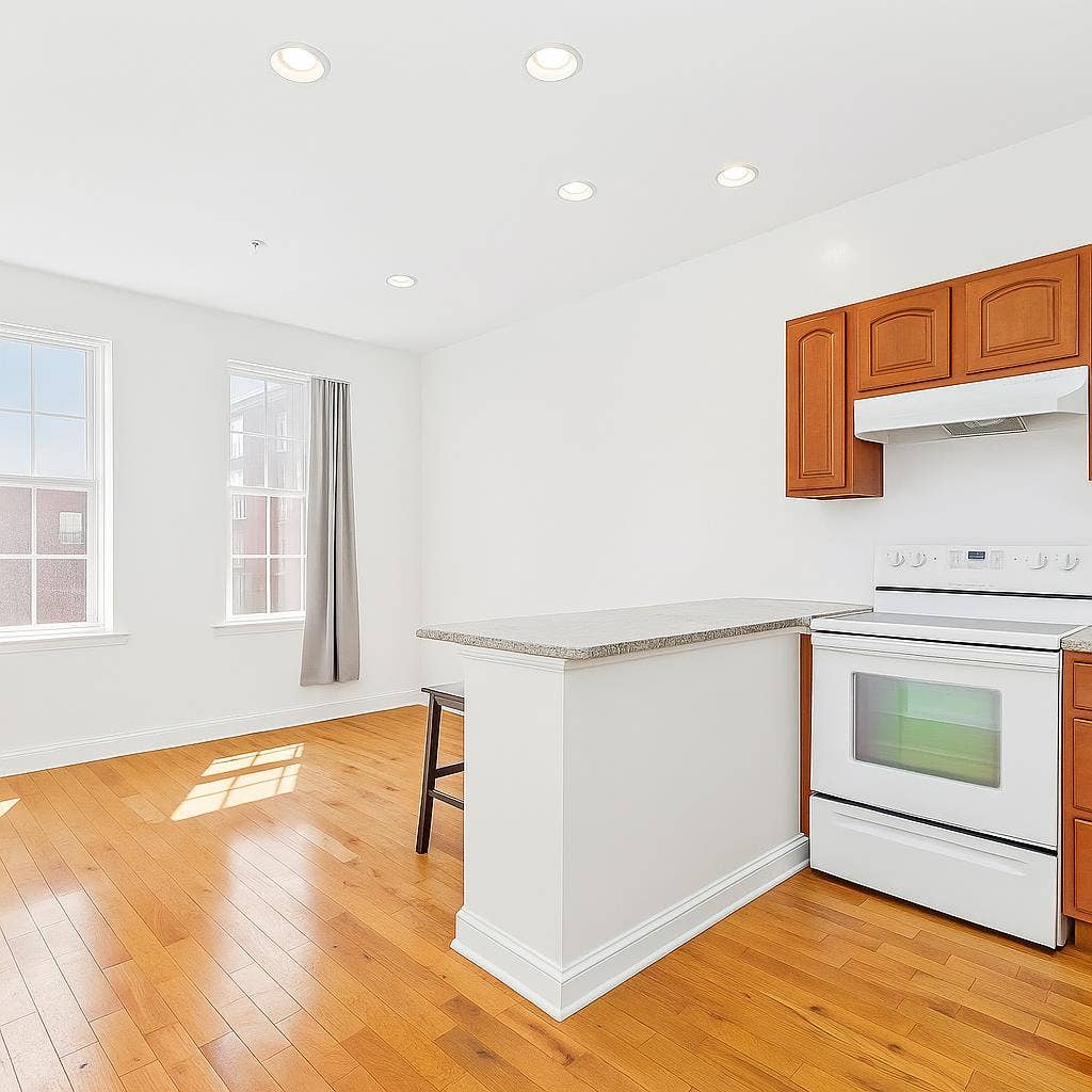 3BR Apartment – Steps from La Salle