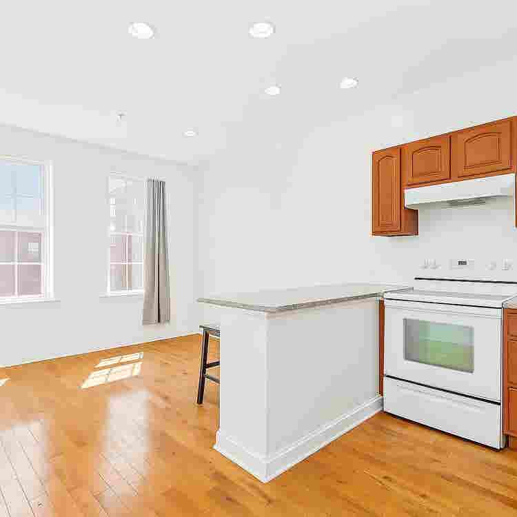3BR Apartment – Steps from La Salle