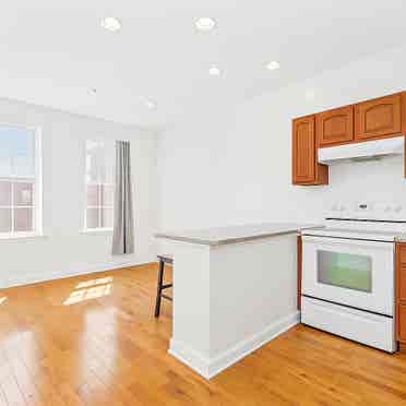 3BR Apartment – Steps from La Salle
