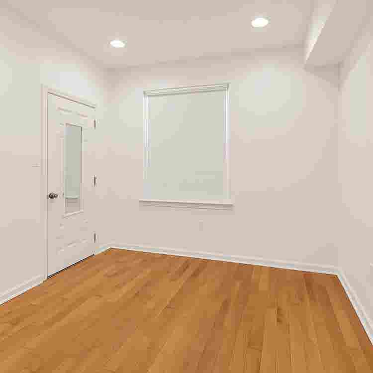 3BR Apartment – Steps from La Salle