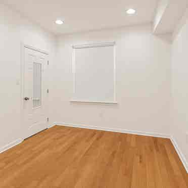 3BR Apartment – Steps from La Salle