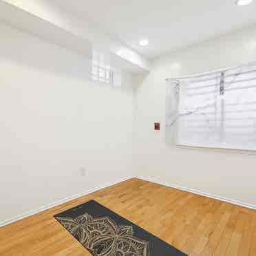 3BR Apartment – Steps from La Salle