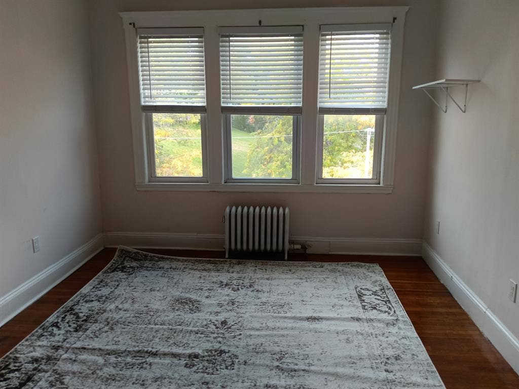HUGE ROOM inc UTILITIES