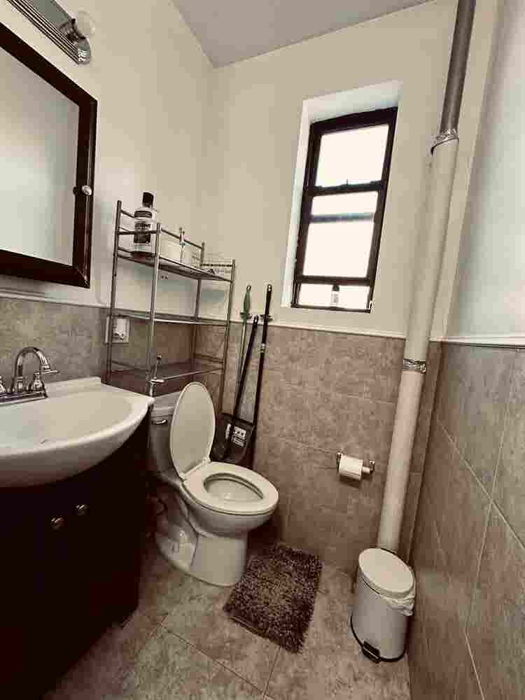 AstoriaNO FEE💃Female roomie wanted