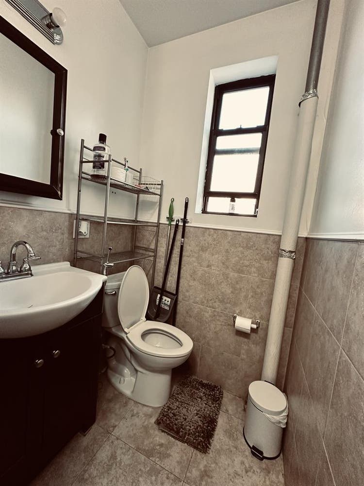 AstoriaNO FEE💃Female roomie wanted