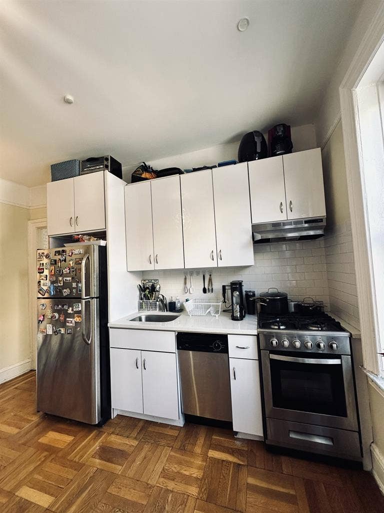 AstoriaNO FEE💃Female roomie wanted