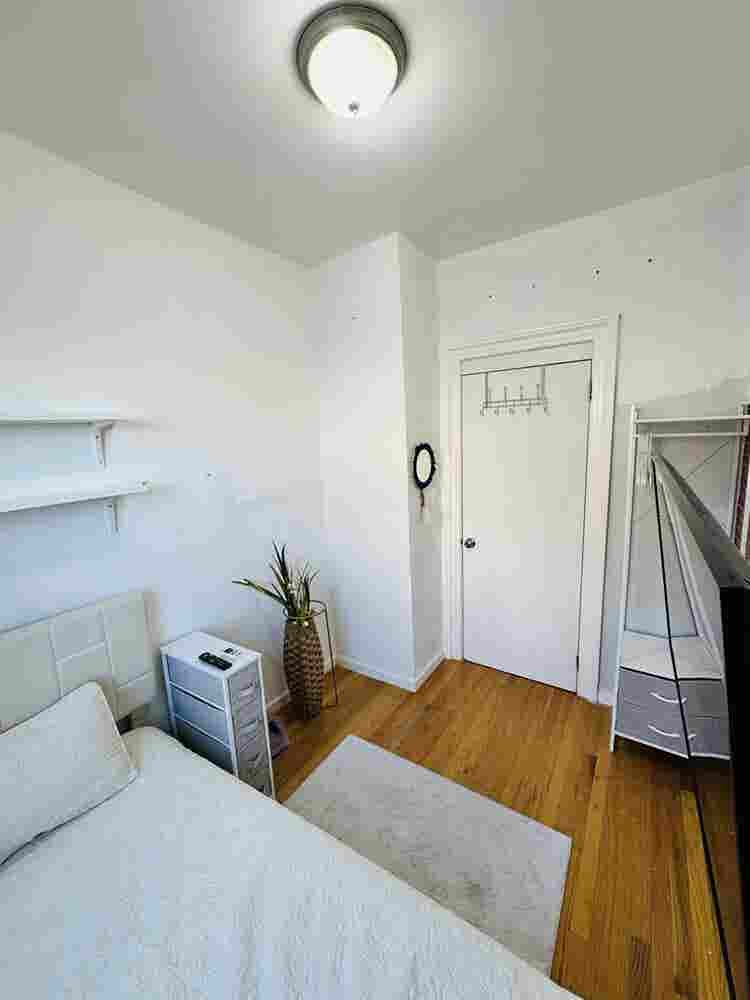 AstoriaNO FEE💃Female roomie wanted