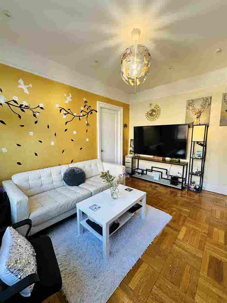AstoriaNO FEE💃Female roomie wanted