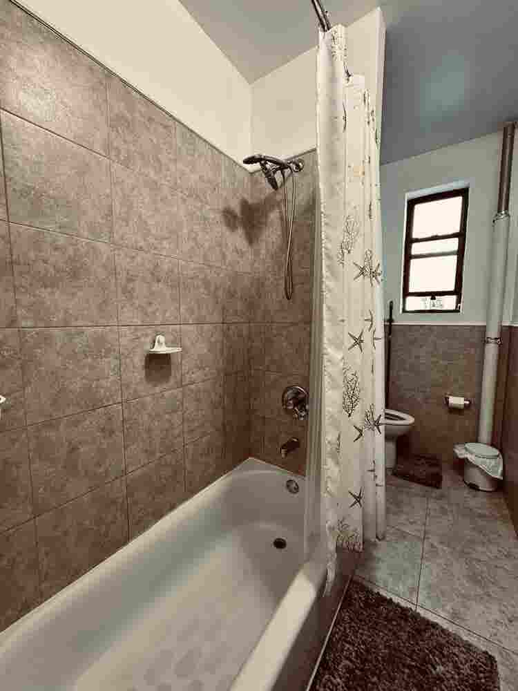 AstoriaNO FEE💃Female roomie wanted