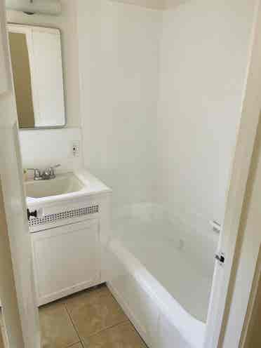 🌟 Private Bed & Bath + Pole 🌈