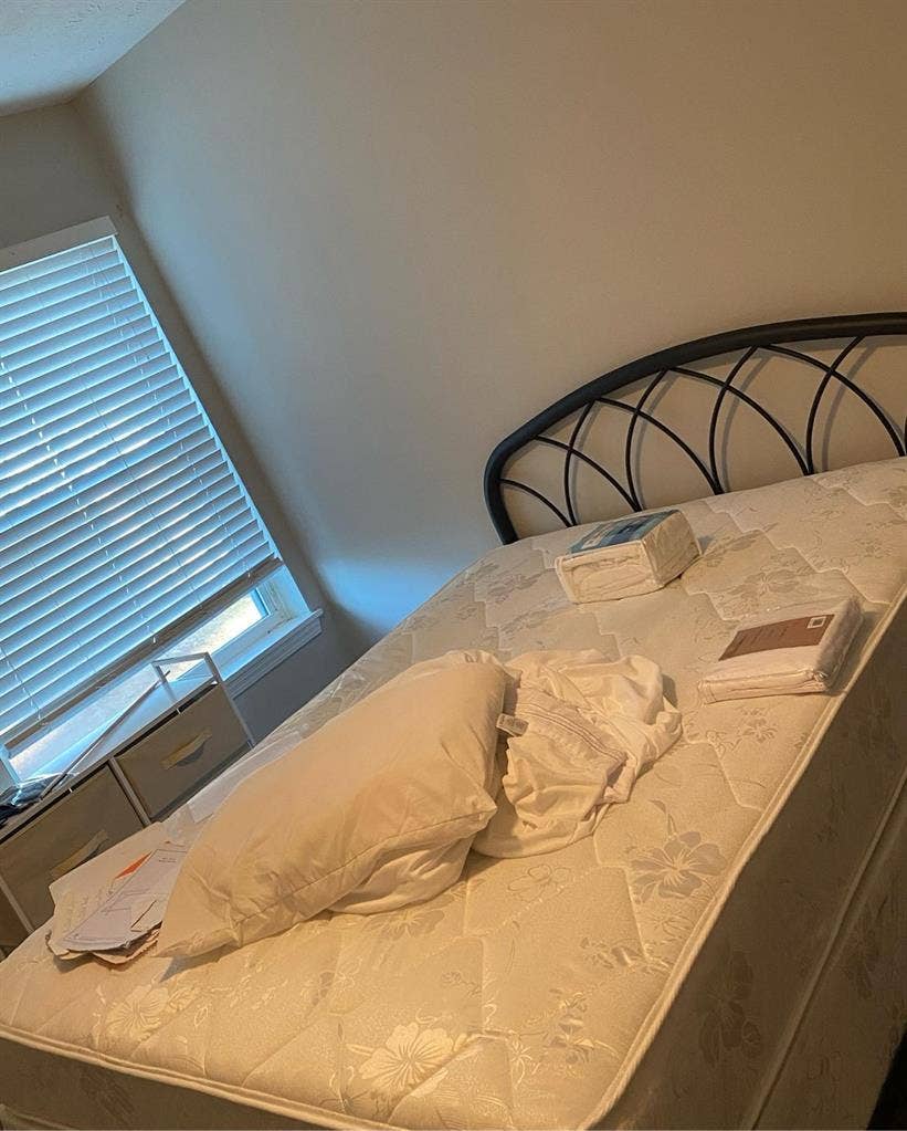Short-Term Room Rental for Women