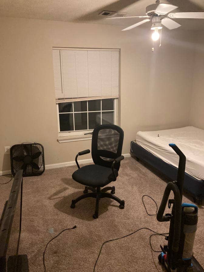 3rd floor apartment room offer M/F