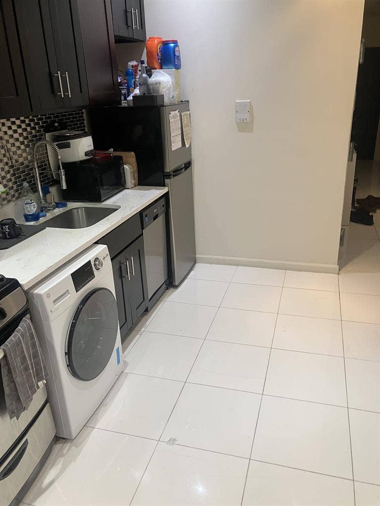 Room in nice apt near Central P W/D