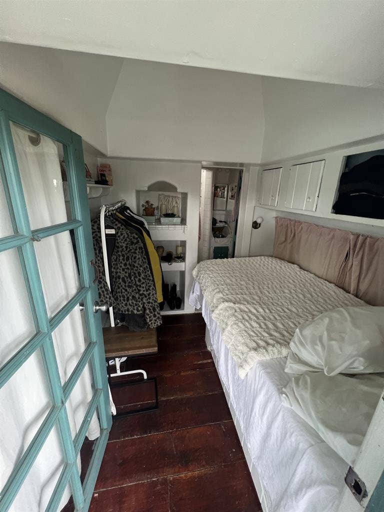 1 small room with bathroom &shower