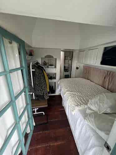 1 small room with bathroom &shower