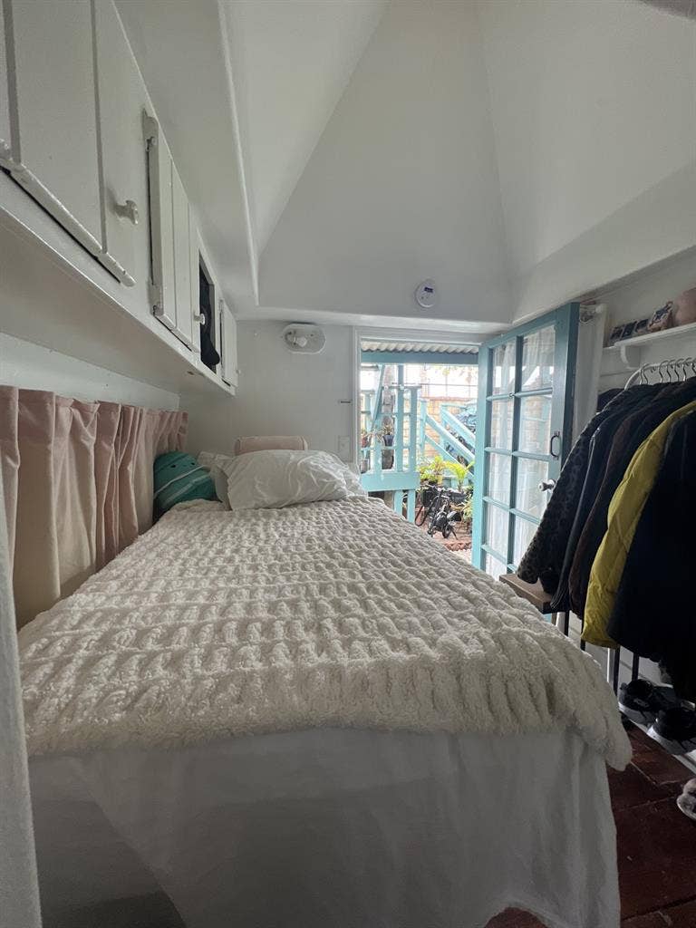 1 small room with bathroom &shower