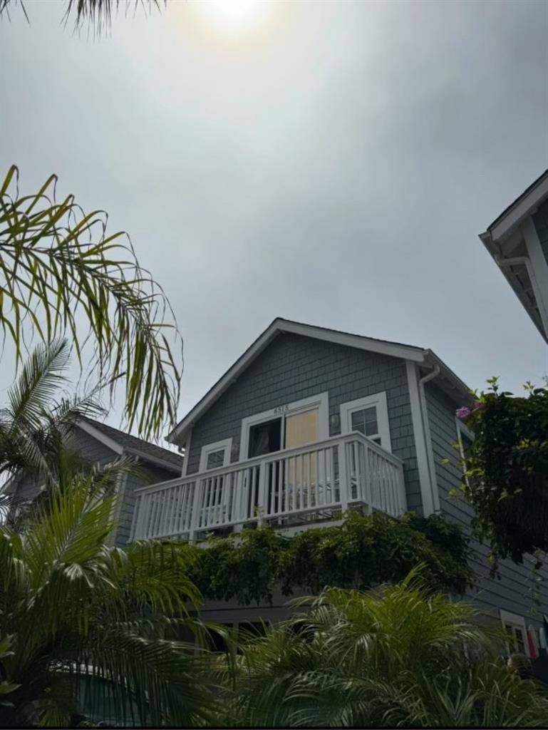 Oceanside room for rent in !
