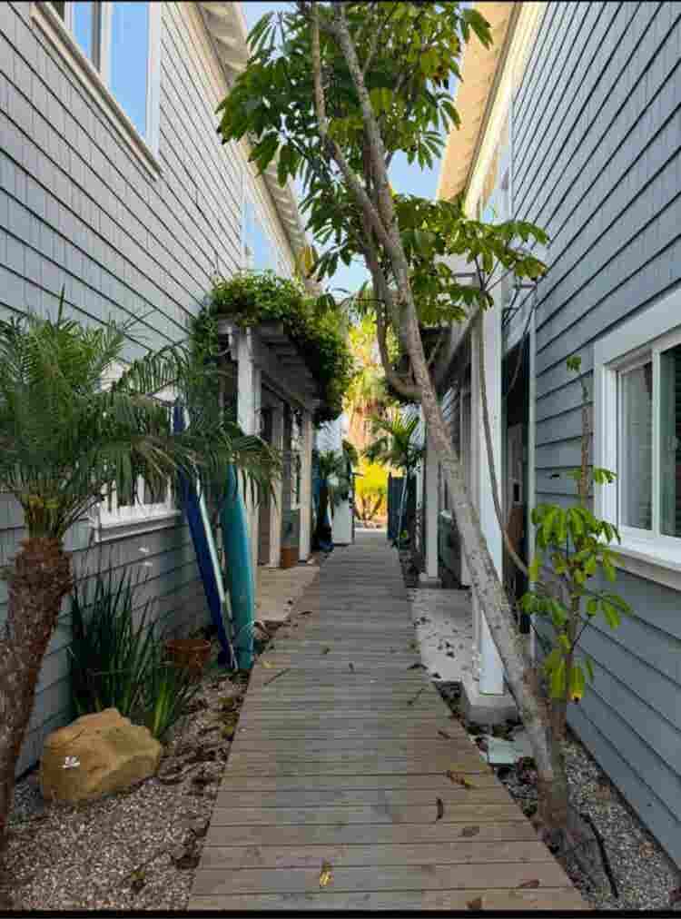 Oceanside room for rent in !
