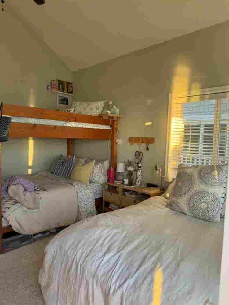Oceanside room for rent in !
