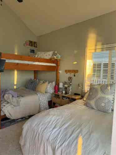 Oceanside room for rent in !