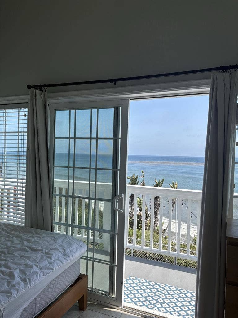 Oceanside room for rent in !
