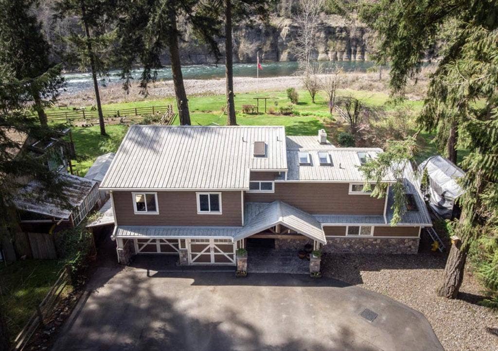 Need 2 roommates - Riverfront Home
