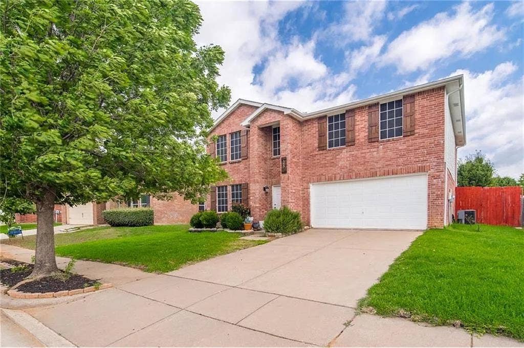 LARGE MASTER BEDROOM AVAILABLE!