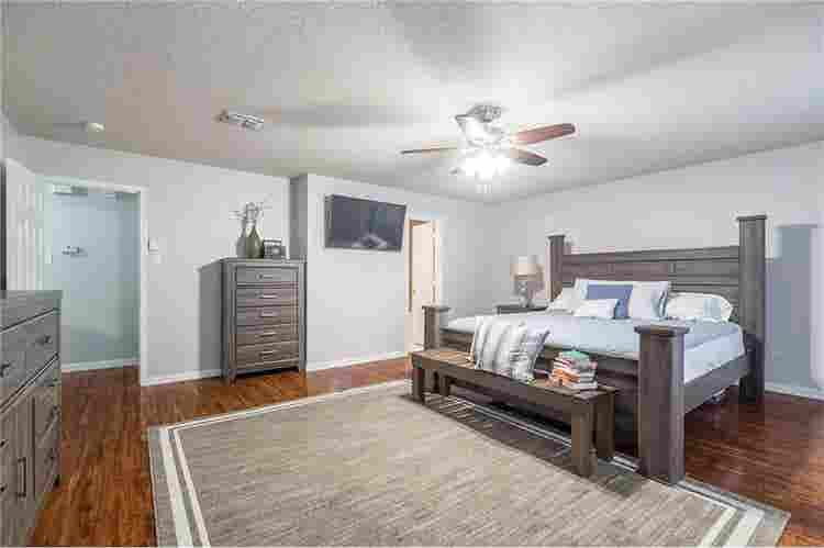 LARGE MASTER BEDROOM AVAILABLE!