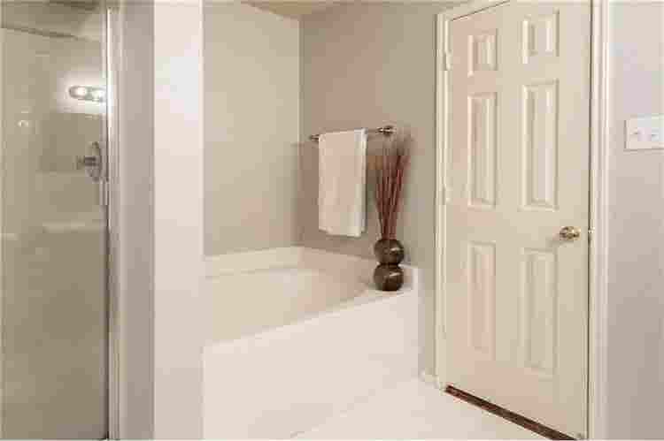 LARGE MASTER BEDROOM AVAILABLE!