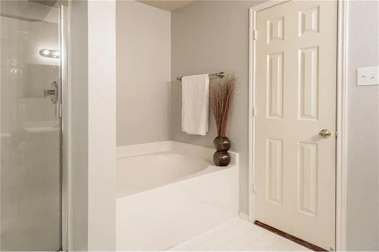 LARGE MASTER BEDROOM AVAILABLE!
