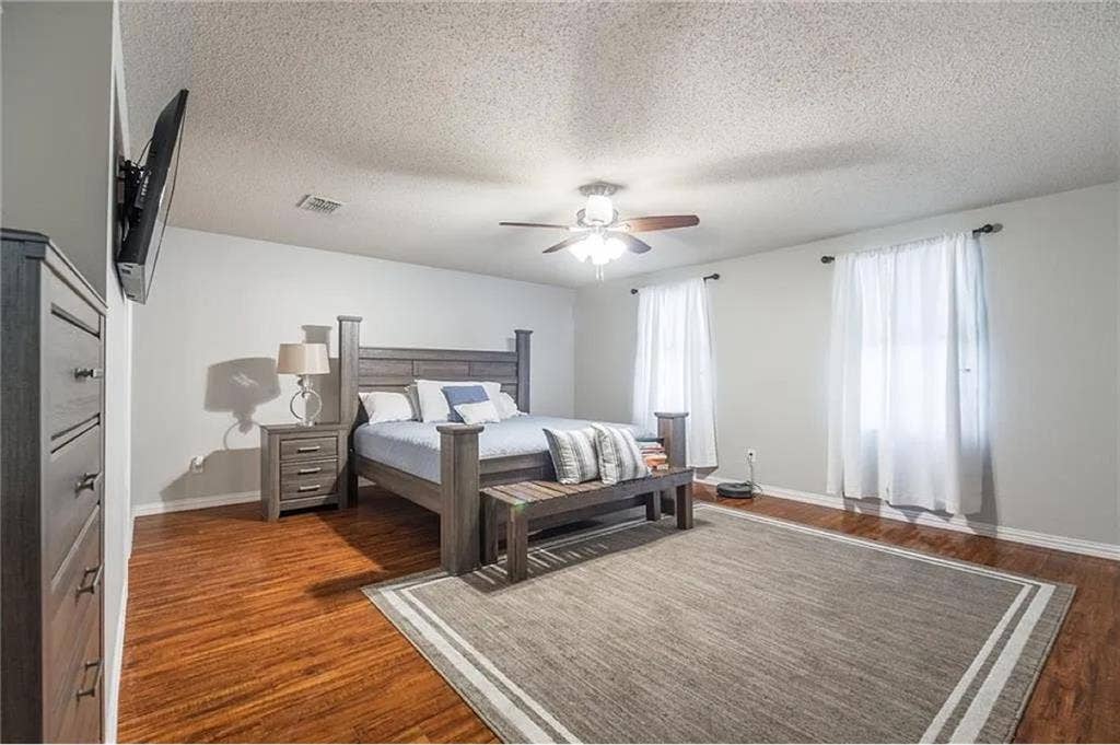 LARGE MASTER BEDROOM AVAILABLE!
