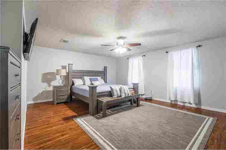 LARGE MASTER BEDROOM AVAILABLE!