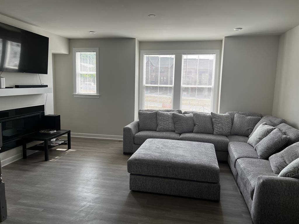 Private room+bath in new Townhouse