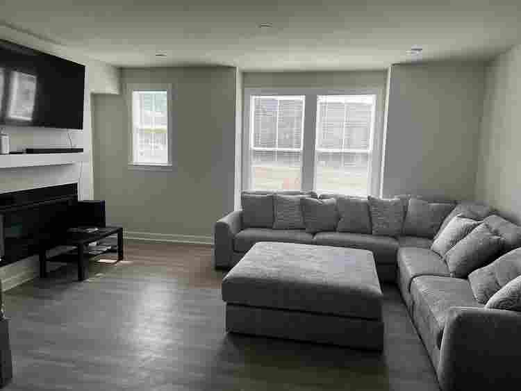 Private room+bath in new Townhouse