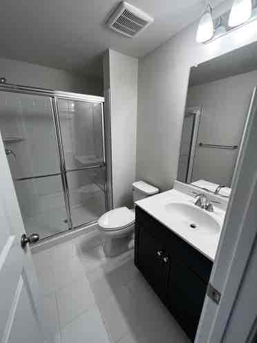 Private room+bath in new Townhouse