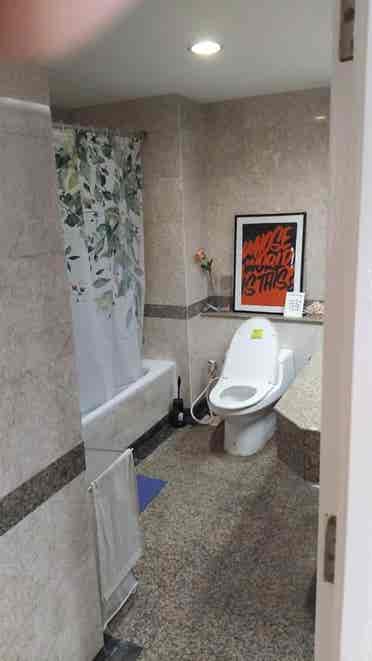 Looking for roommate in Asok