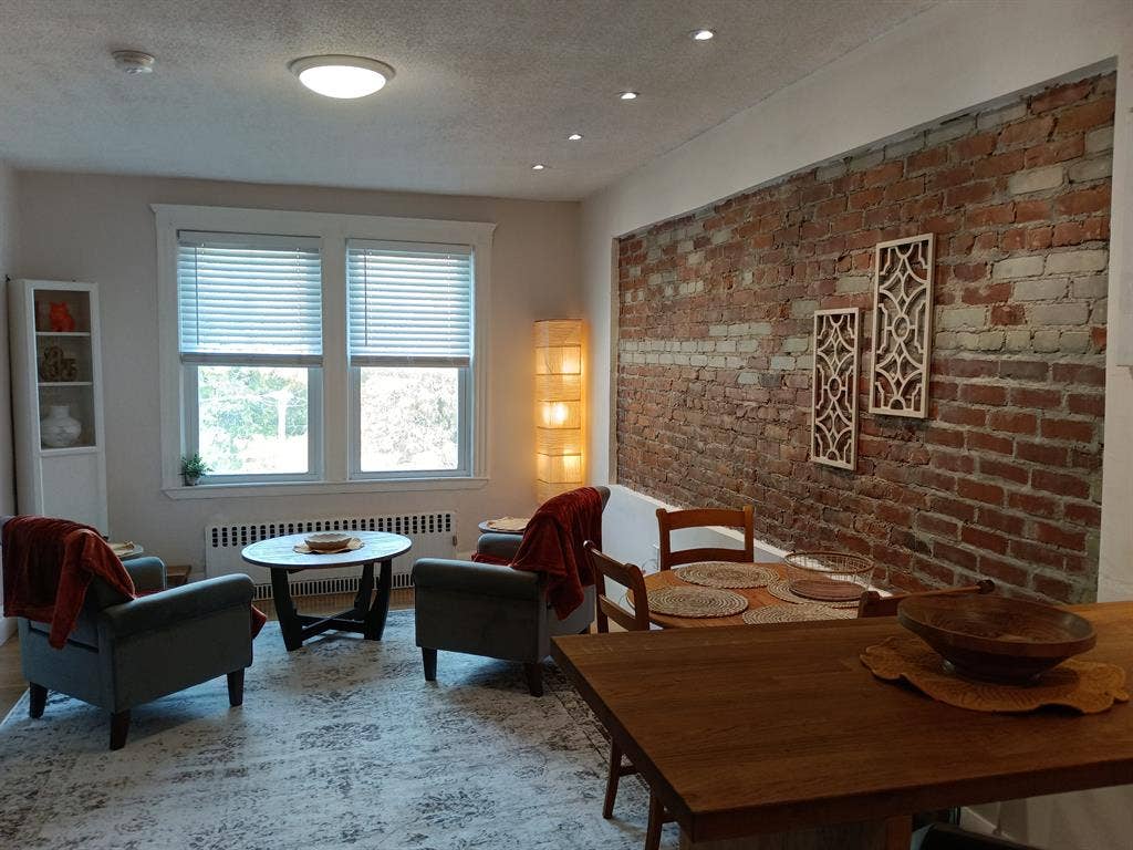 huge room w/office space utilities