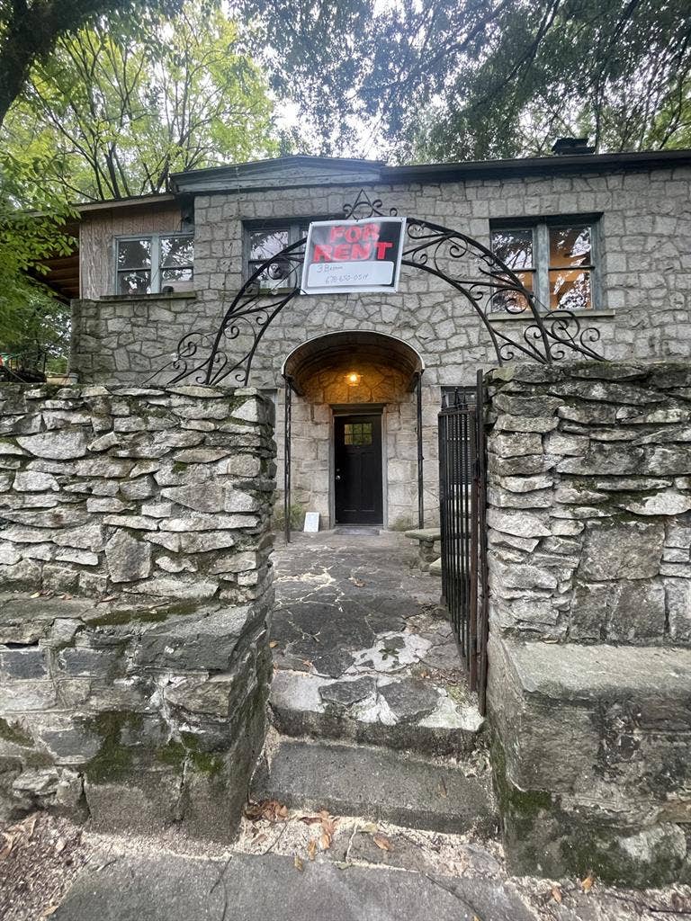 Third roommate needed