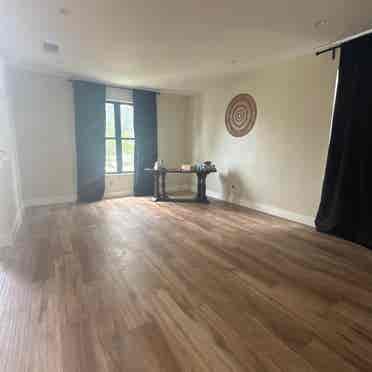 4bedroom home with 2 rooms availabe