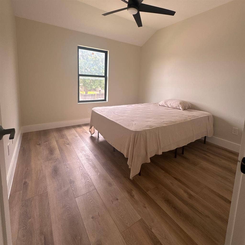 4bedroom home with 2 rooms availabe