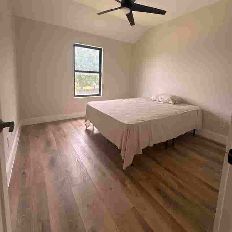 4bedroom home with 2 rooms availabe
