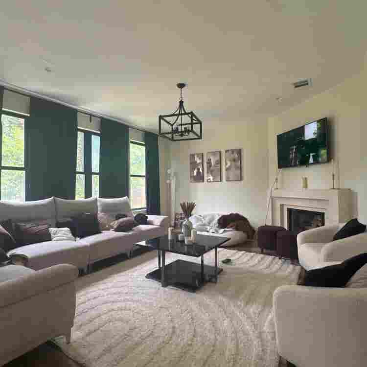 4bedroom home with 2 rooms availabe
