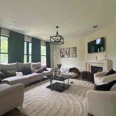 4bedroom home with 2 rooms availabe