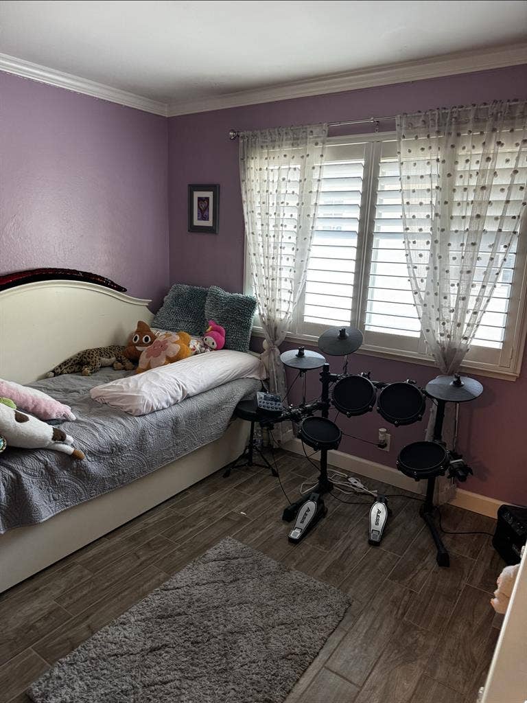 Looking for housemate.