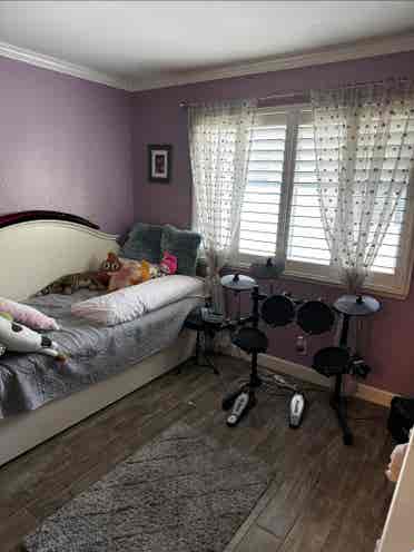 Looking for housemate.