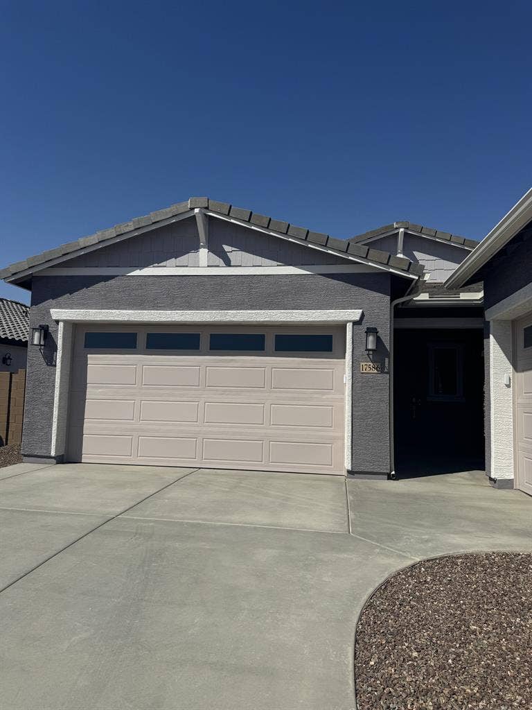 Gorgeous new home in Goodyear....