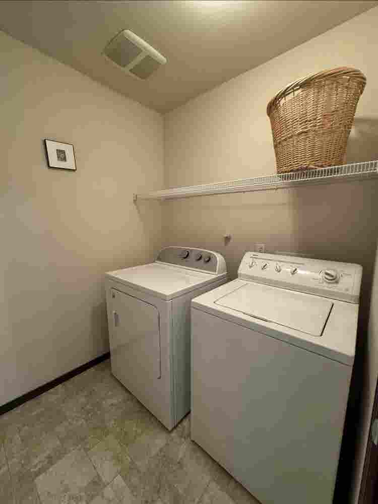 Private room w/ ensuite bath 