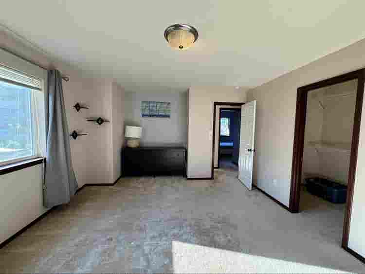 Private room w/ ensuite bath 