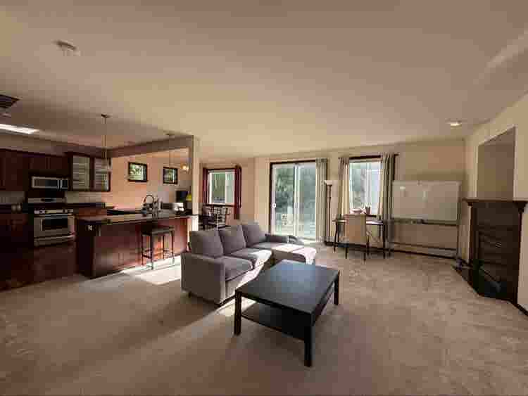 Private room w/ ensuite bath 