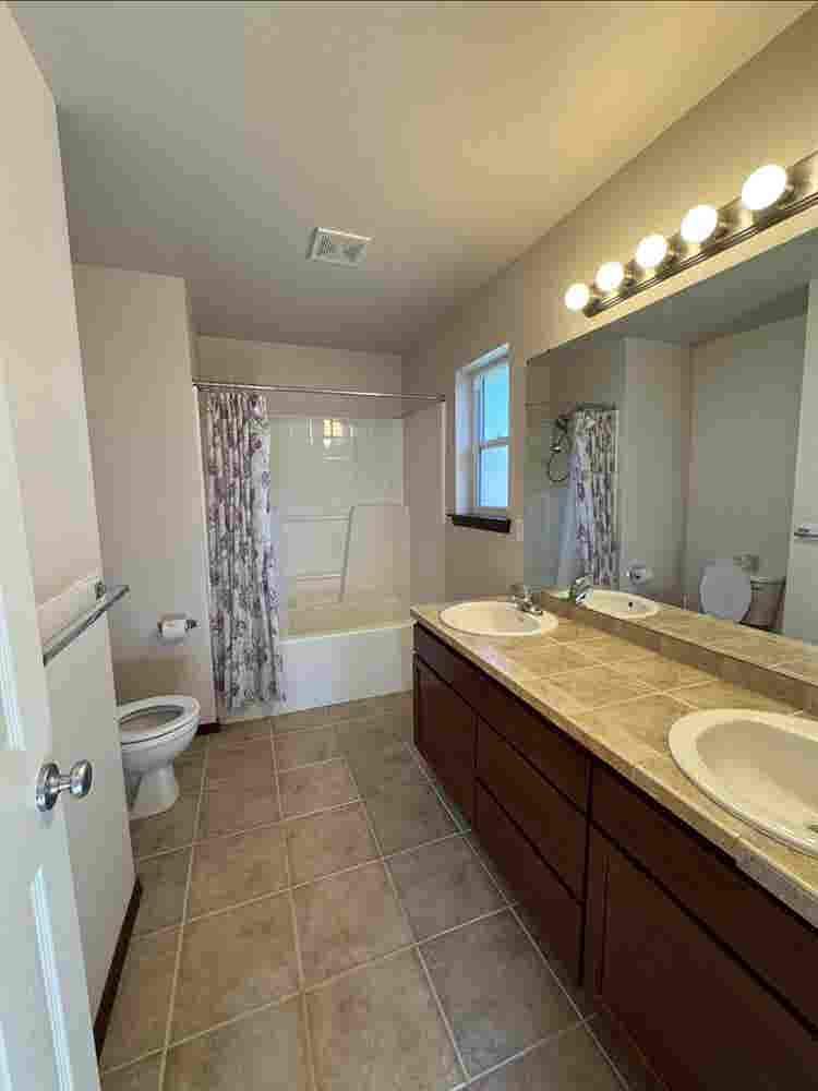 Private room w/ ensuite bath 